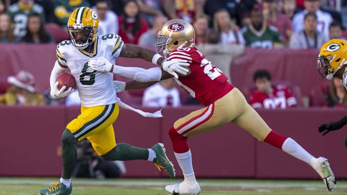 Amari Rodgers stiff-arms a 49ers defender